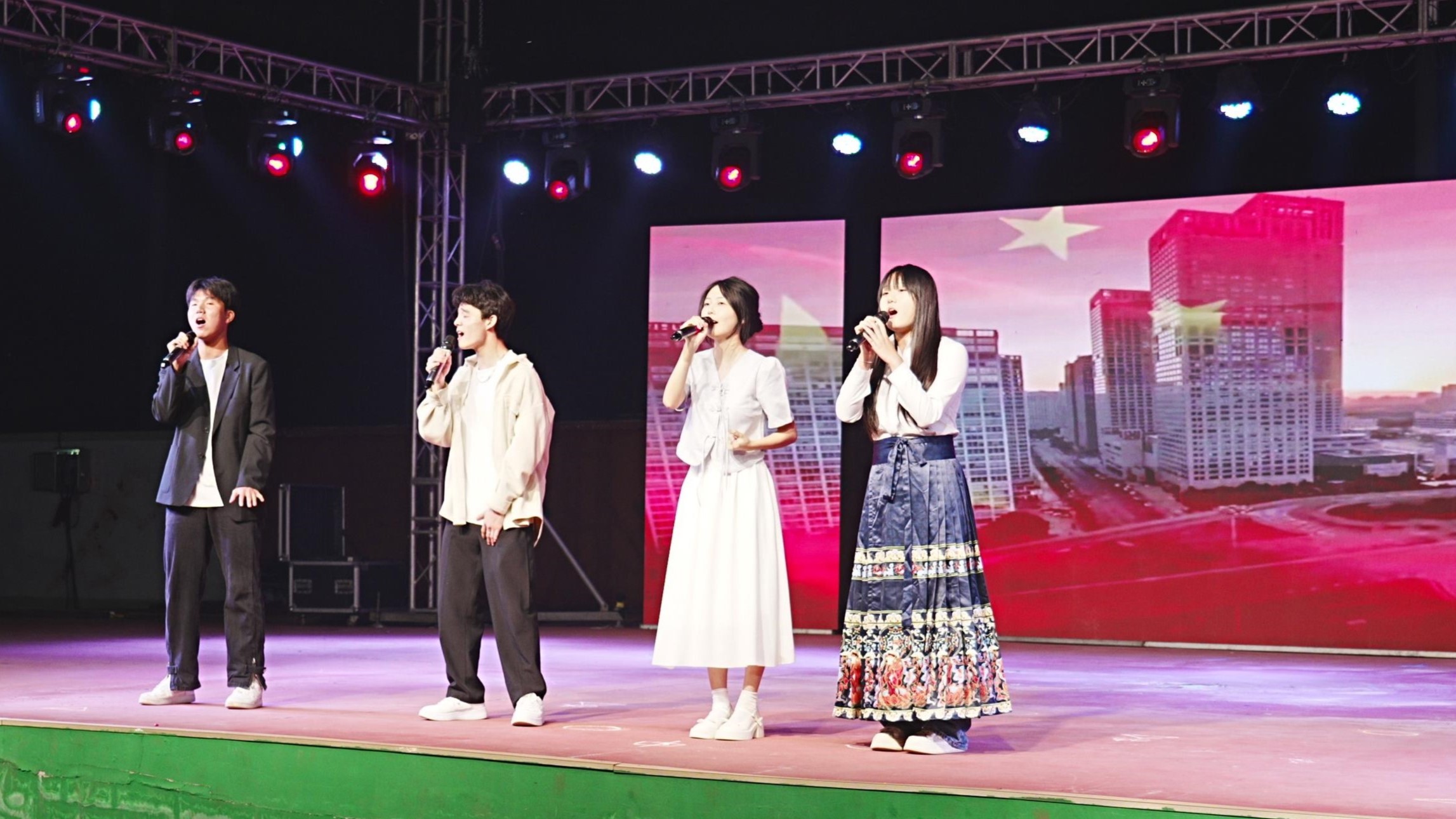 歌曲《我爱你中国》现场.jpg
